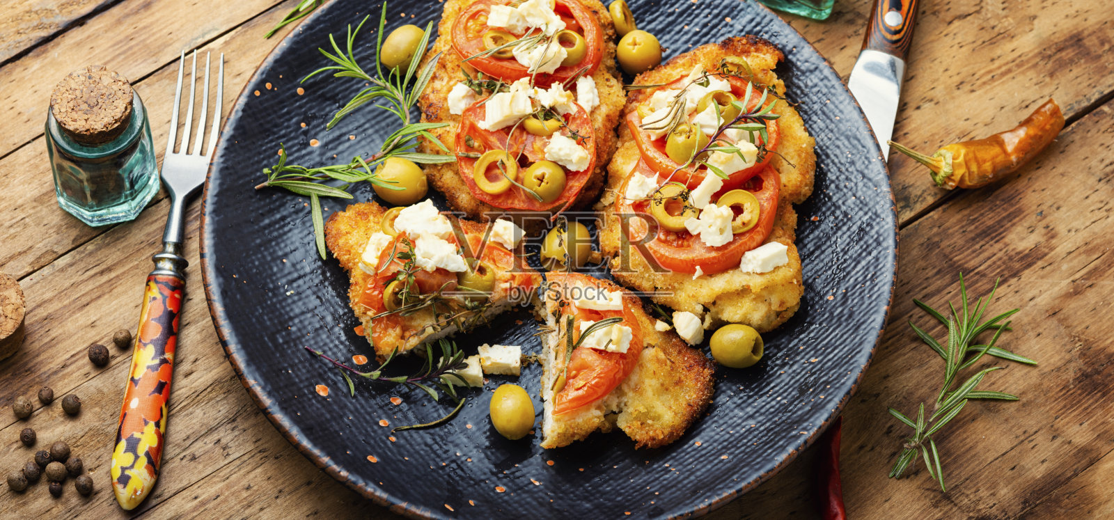 肉排配奶酪，橄榄和番茄照片摄影图片