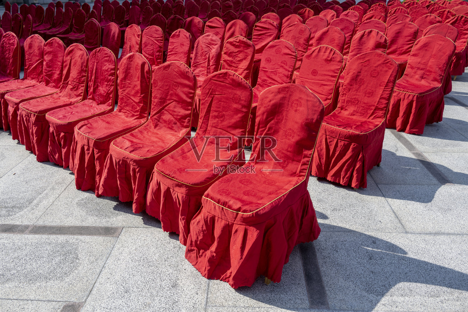 广场上的红椅子照片摄影图片