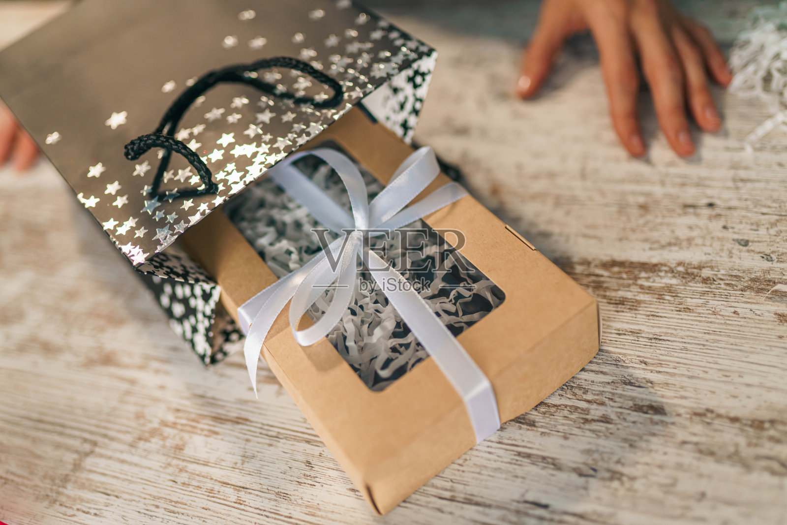 在餐桌上包装礼品盒的女人照片摄影图片