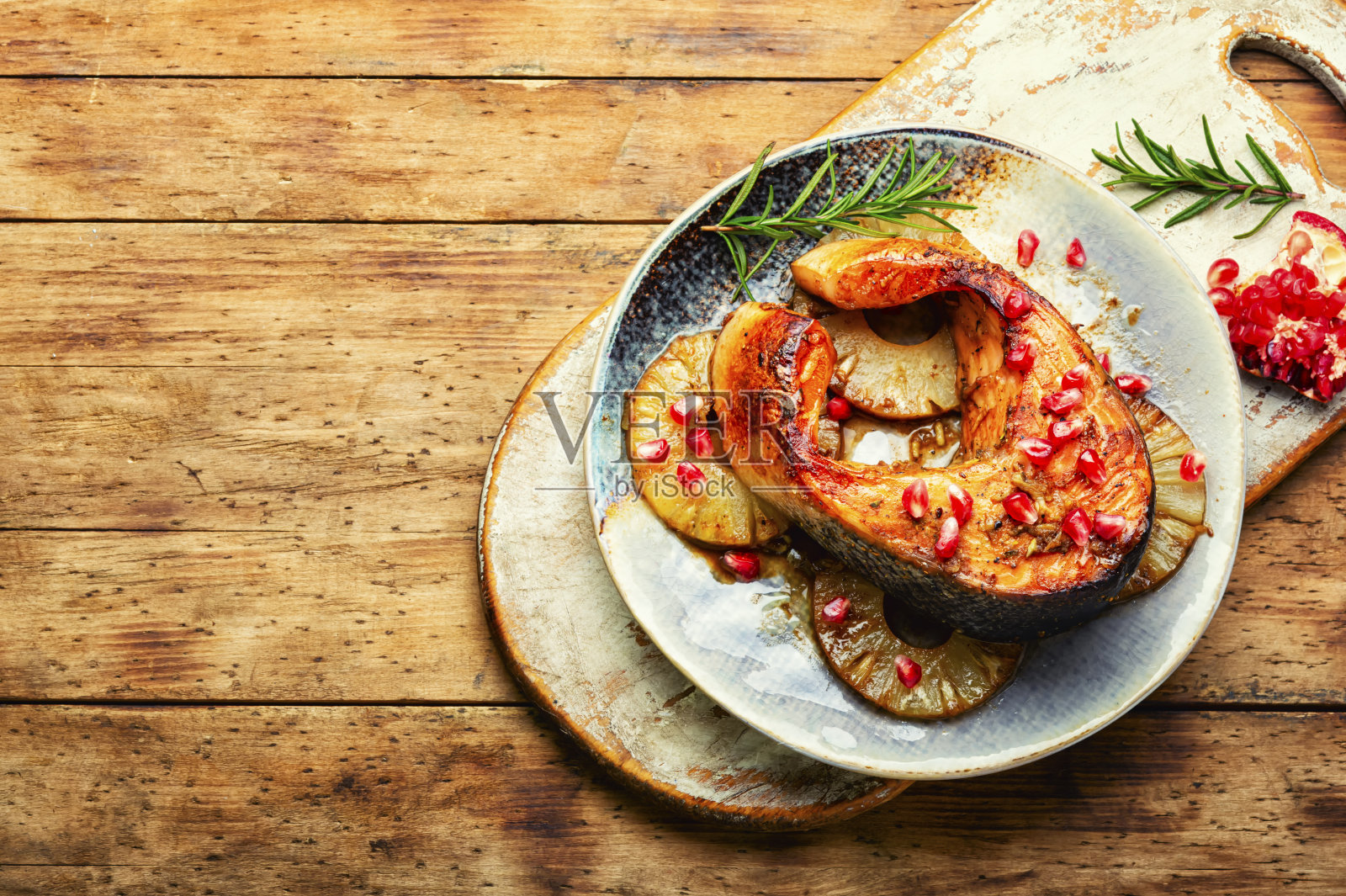 美味的菠萝烤三文鱼照片摄影图片