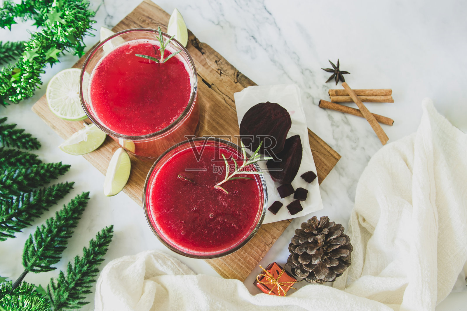 甜菜根菠萝冰沙，八角茴香，晚餐，派对，庆祝或圣诞新年健康饮料。顶视图的照片照片摄影图片