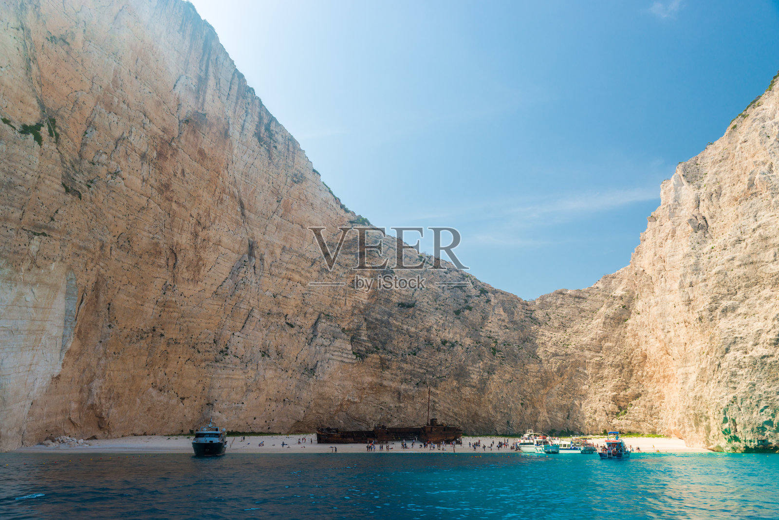 纳瓦吉奥海滩-从海上看沉船海滩，扎金索斯岛，希腊照片摄影图片