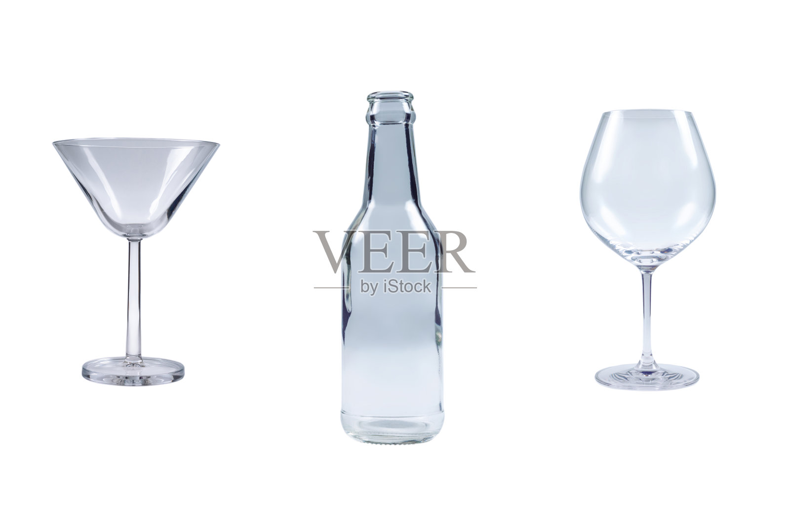 在白色背景上隔离的酒精玻璃。照片摄影图片