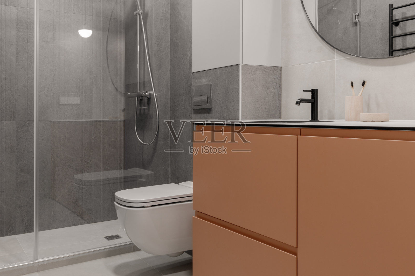 现代极简主义浴室室内设计与灰色的石砖和陶土家具照片摄影图片