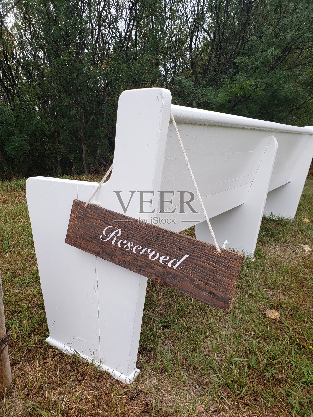 白色的婚礼长椅上挂着保留的标志照片摄影图片