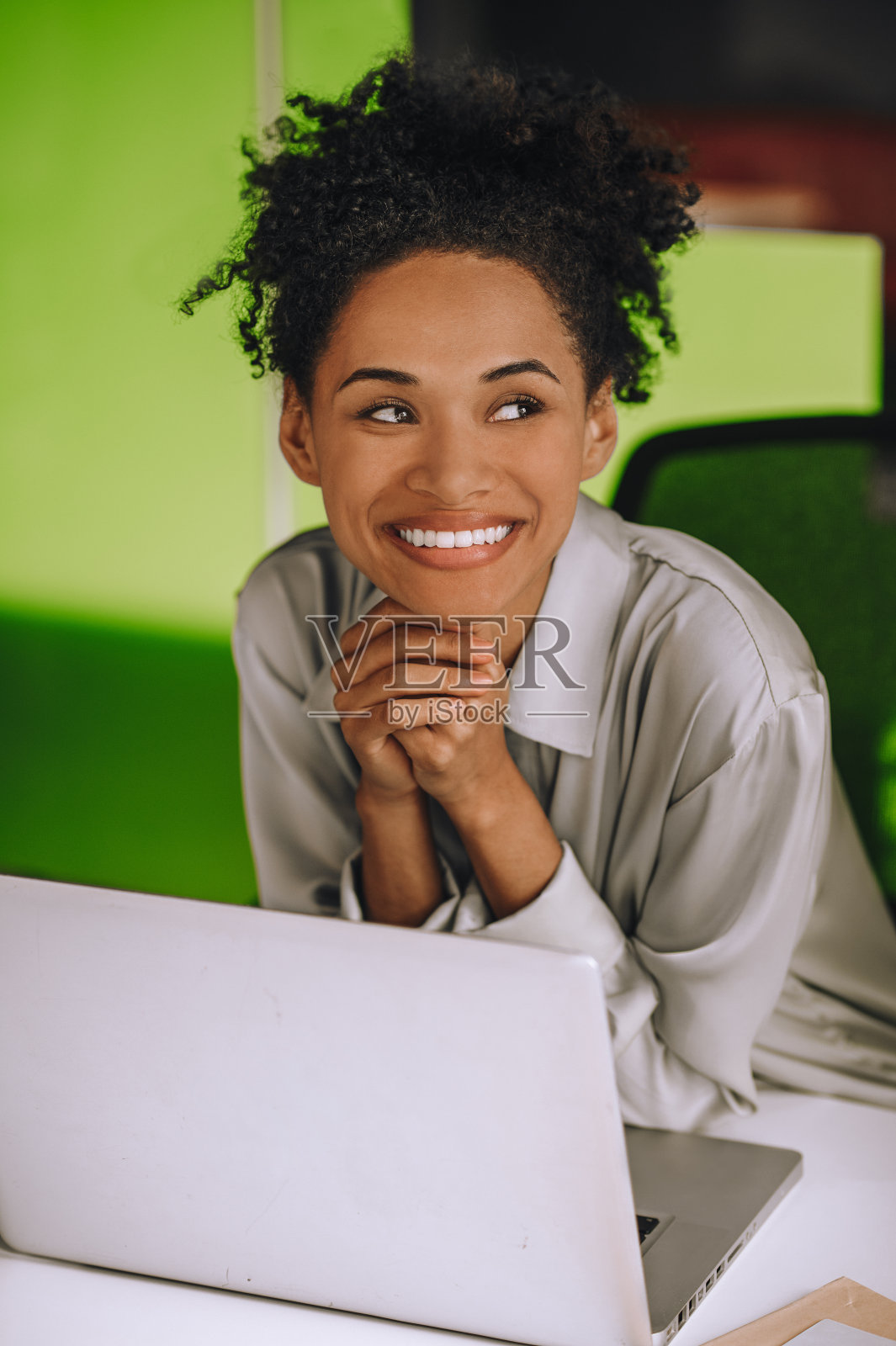 年轻的黑人女性在她工作的地方在办公室里照片摄影图片