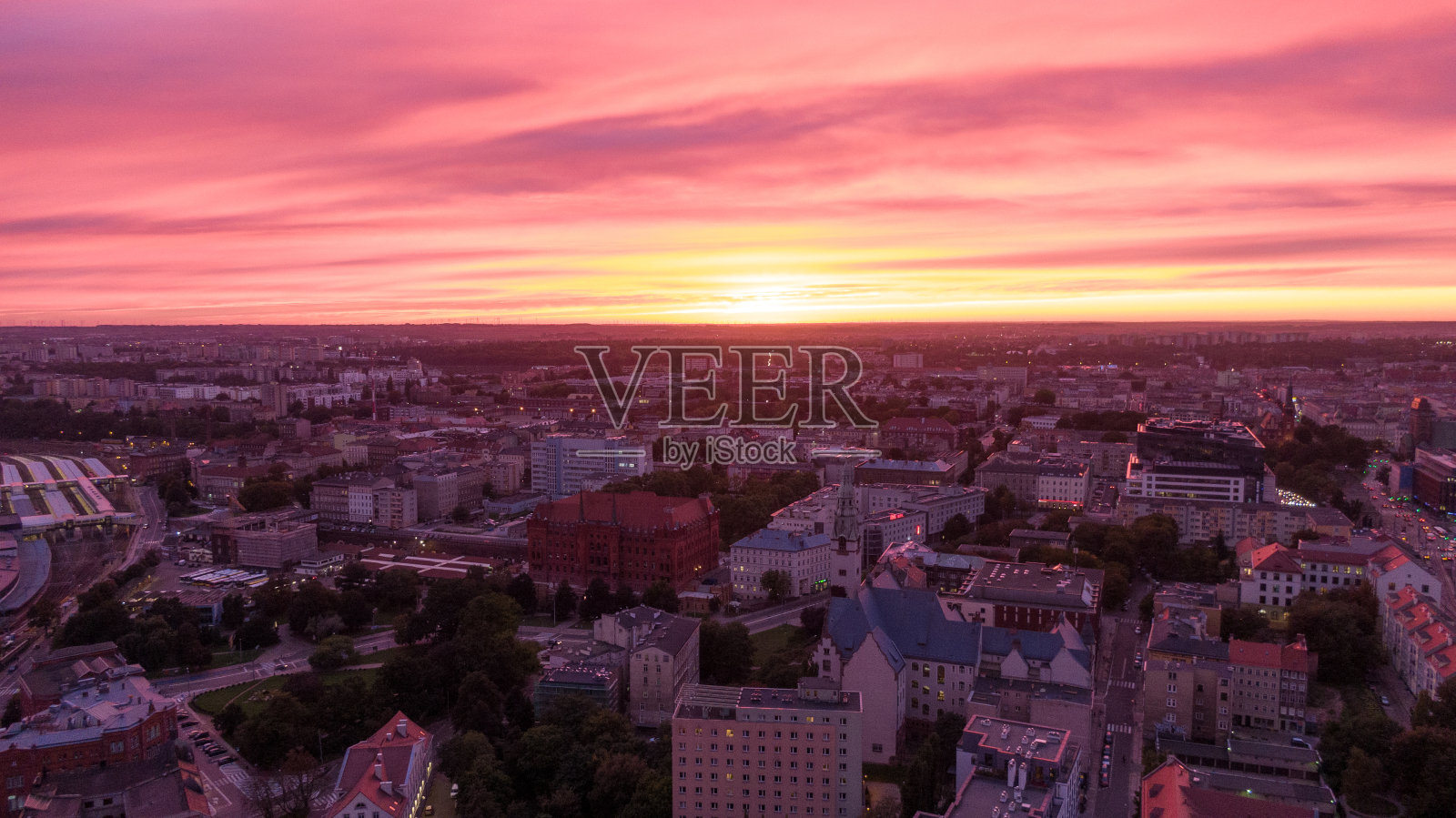 波兰，什切青:奥德拉河和老城区的美丽日落，城市鸟瞰图照片摄影图片