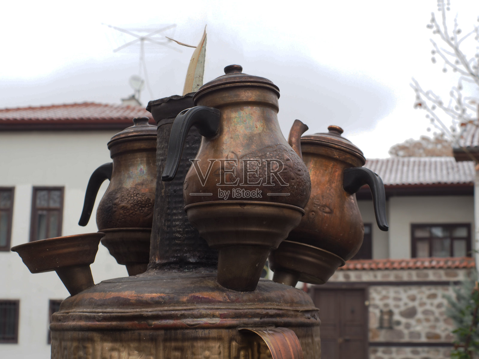 在历史悠久的安卡拉城堡广场上，用黄铜制成的茶壶和茶壶泡茶。照片摄影图片