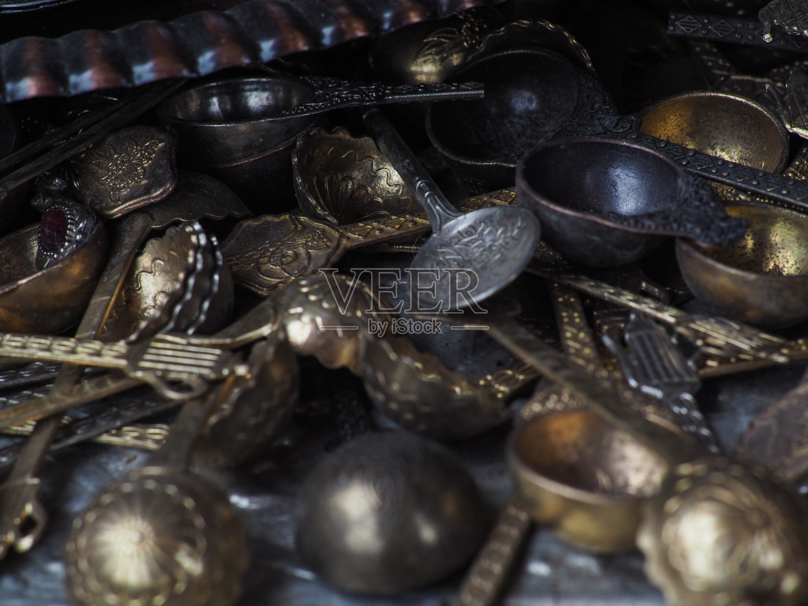 安卡拉城堡出售老式金属勺子。照片摄影图片