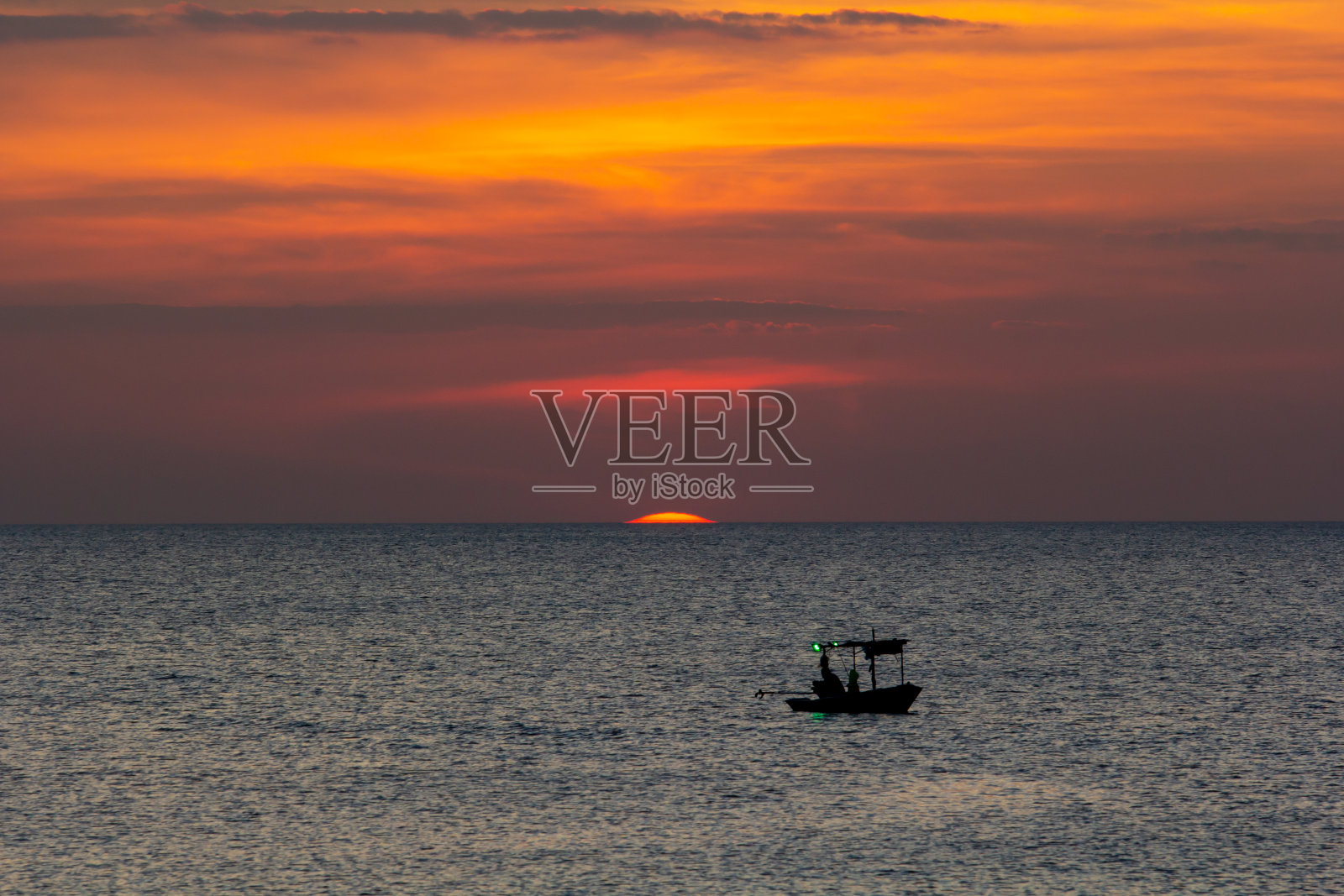 日落海滩剪影自由度假风格，水天空和人。照片摄影图片