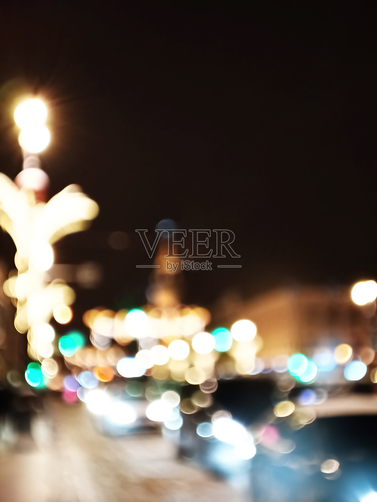 模糊散焦的夜晚城市背景，闪烁的交通灯散景照片摄影图片