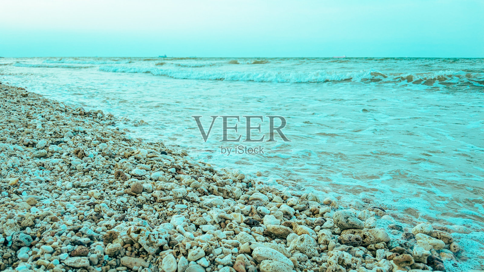 美丽清澈的沙子和岩石的海滩背景照片摄影图片