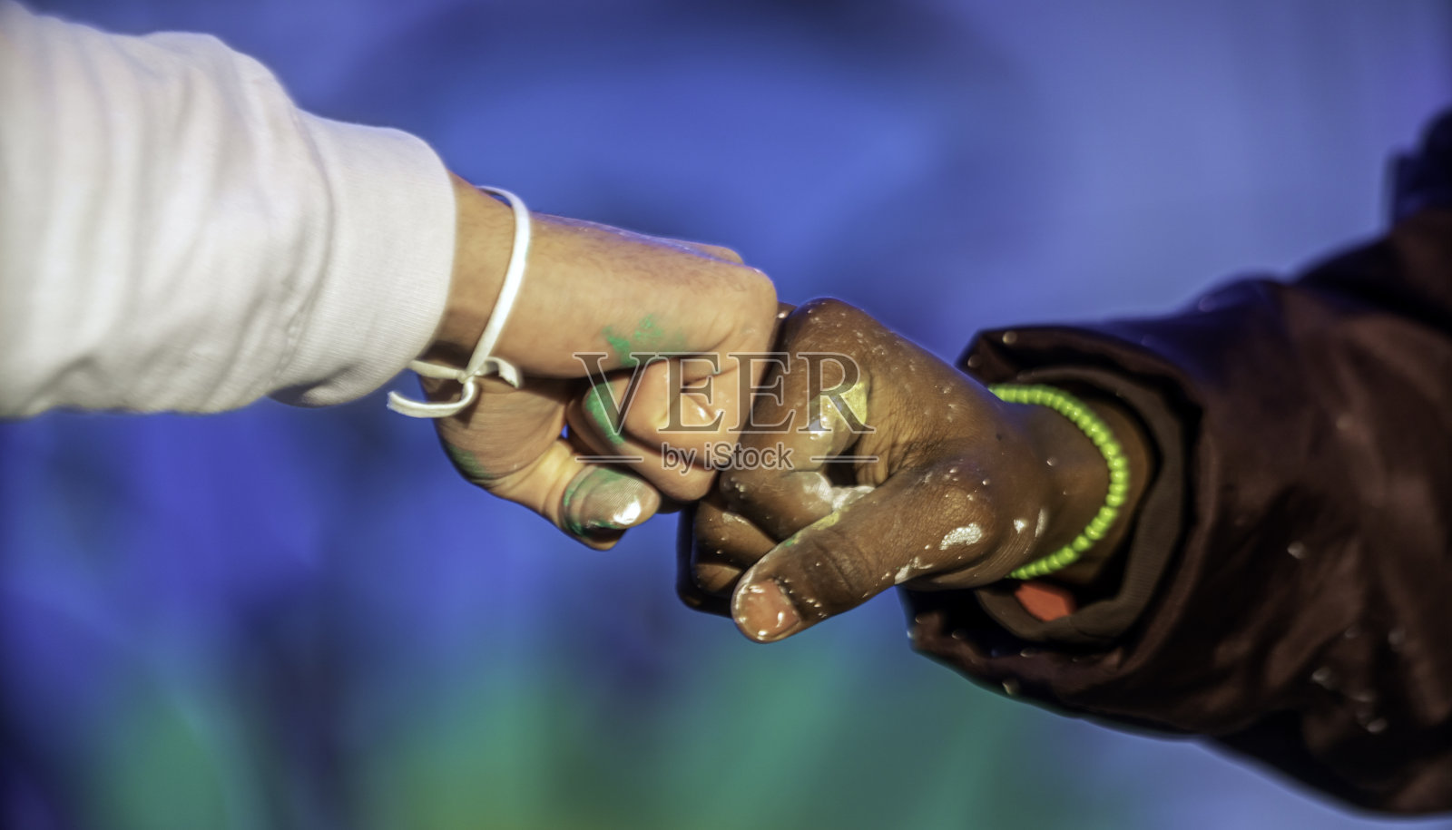 Z世代完成街头艺术后碰拳。照片摄影图片