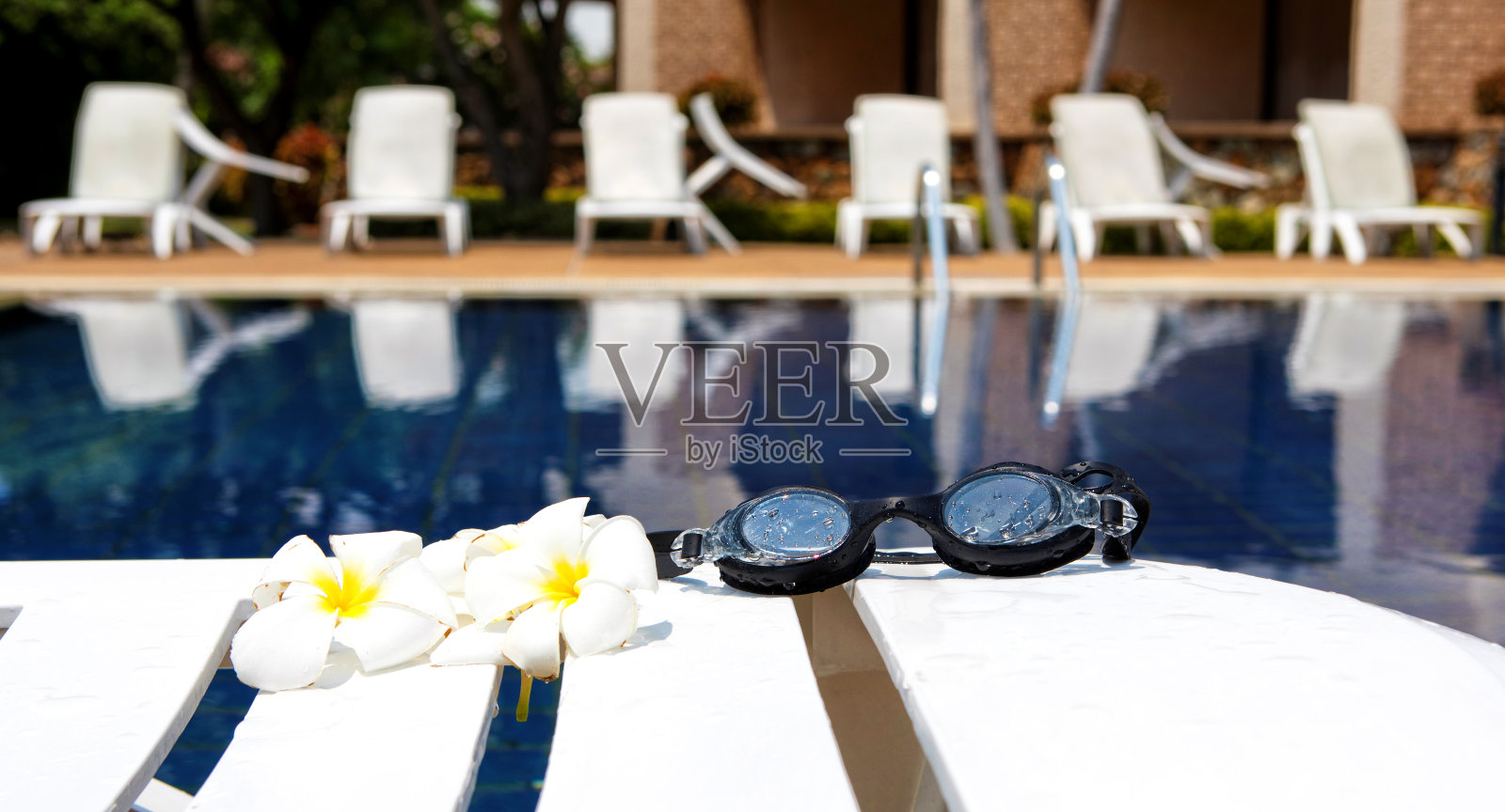 游泳池边的护目镜照片摄影图片