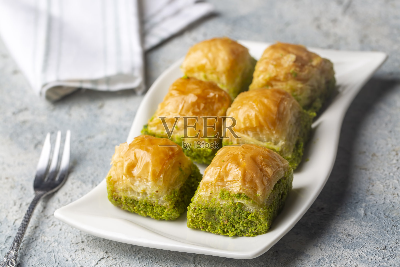 传统美味的土耳其甜点;开心果果仁蜜果(土耳其名字;库鲁病果仁蜜饼)照片摄影图片