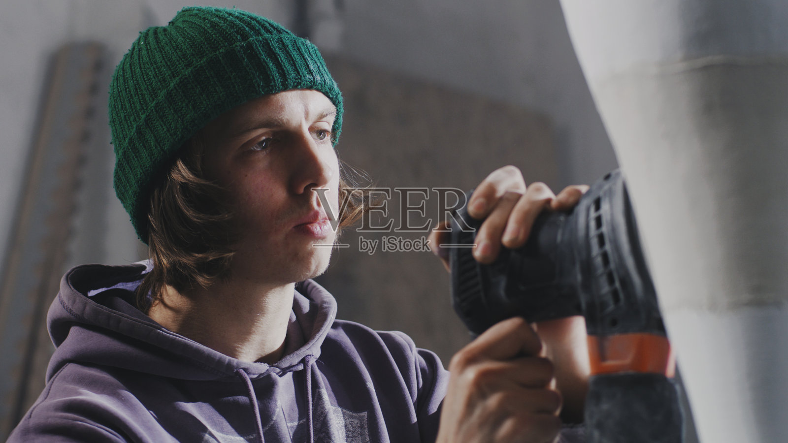 手工艺人在车间打磨雕塑照片摄影图片