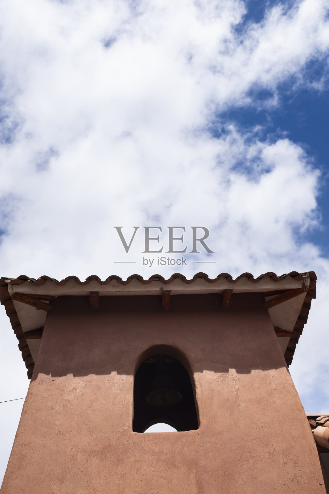 秘鲁安第斯山脉用土坯或泥砖砌成的塔。照片摄影图片