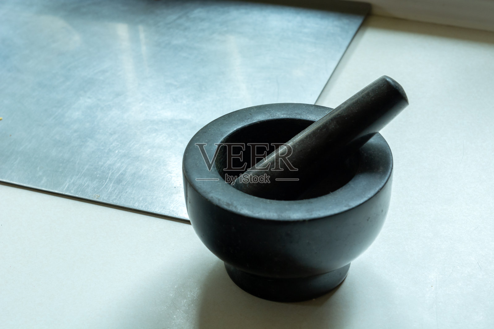 台面上的深色石头厨房灰浆照片摄影图片