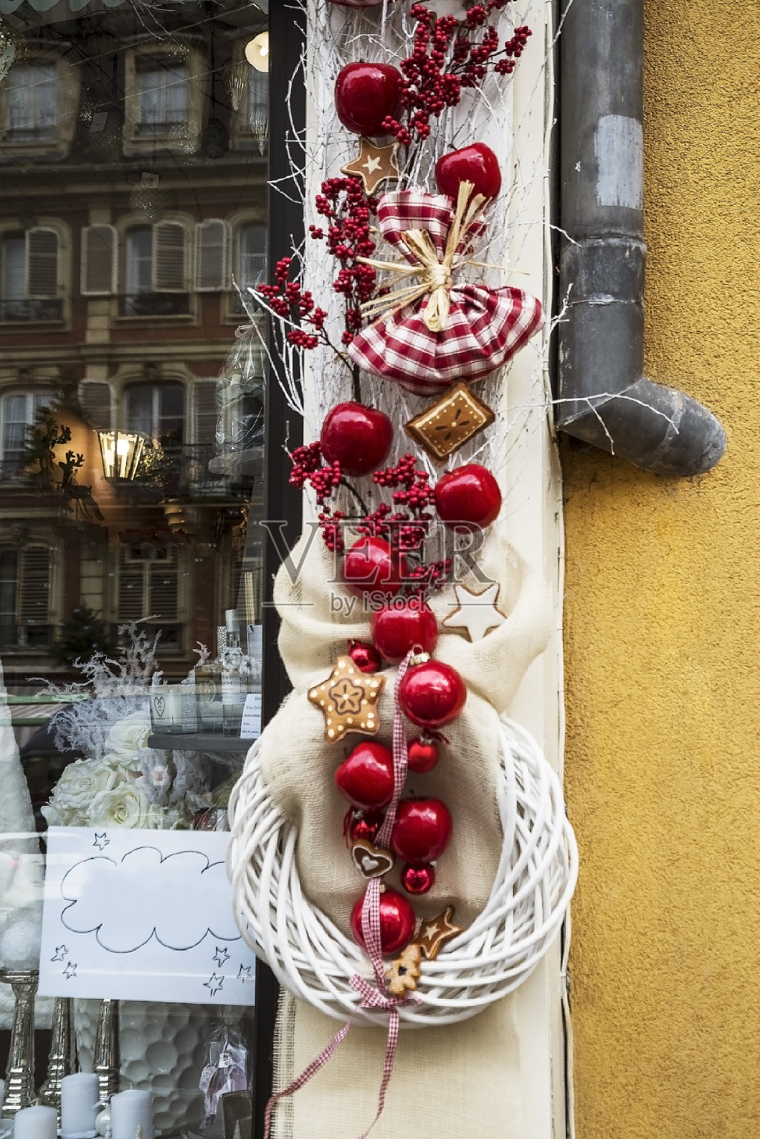 商店橱窗旁喜庆的圣诞装饰照片摄影图片