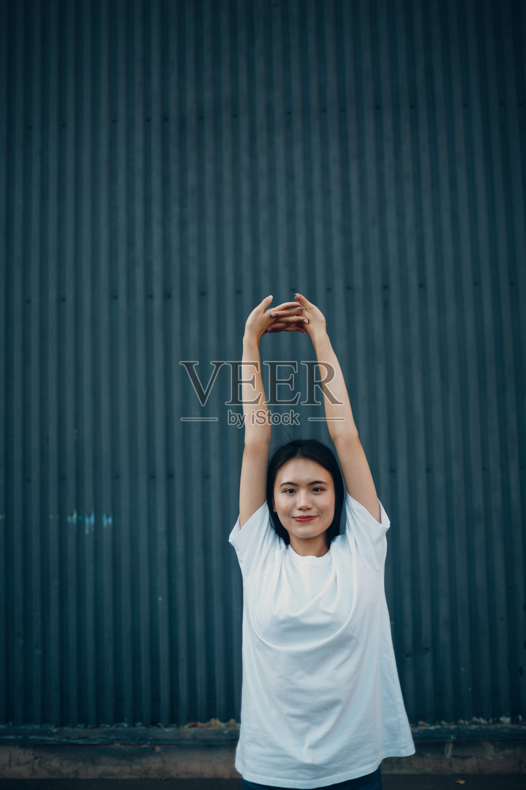 亚洲年轻女子在户外练气功照片摄影图片