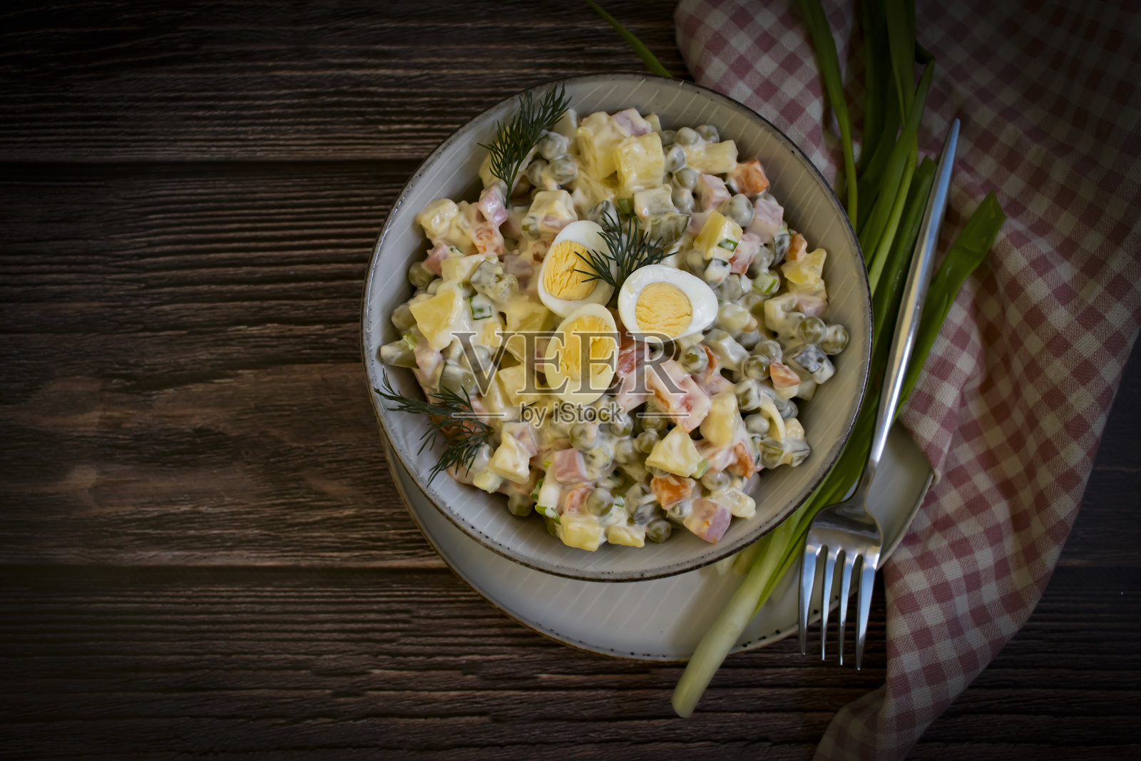 奥利维尔沙拉，绿色洋葱在木制背景照片摄影图片