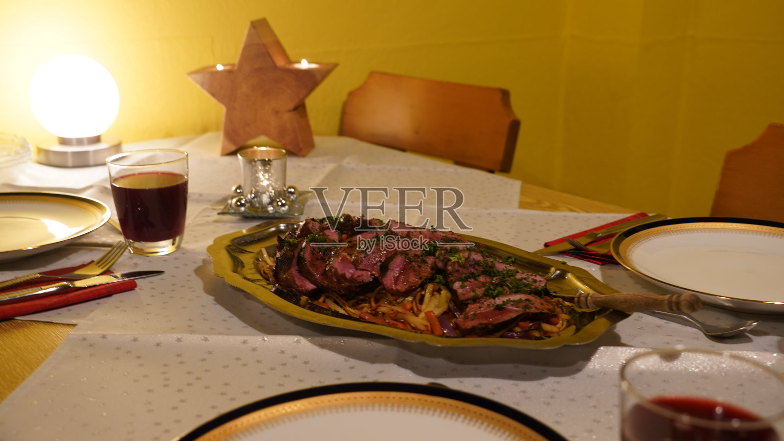 德国富尔达，圣诞装饰餐桌上的炸面鸭晚餐。照片摄影图片