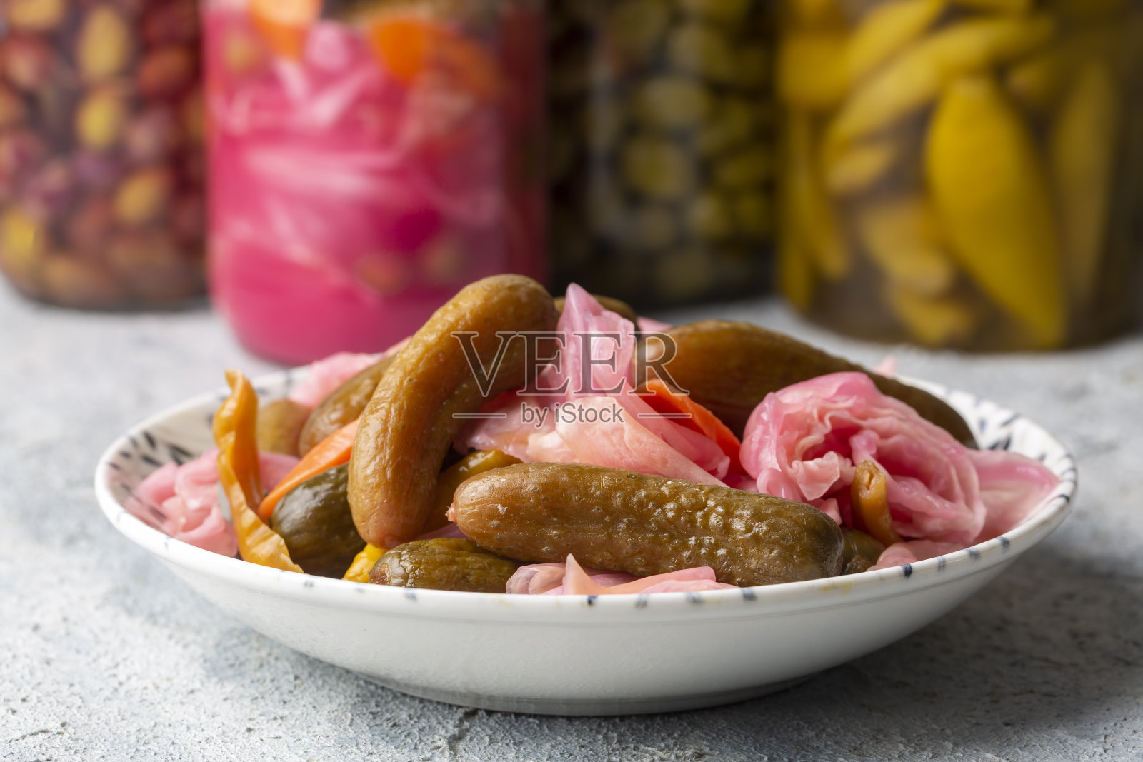 什锦泡菜在碗-盘，土耳其名字;tursu。照片摄影图片