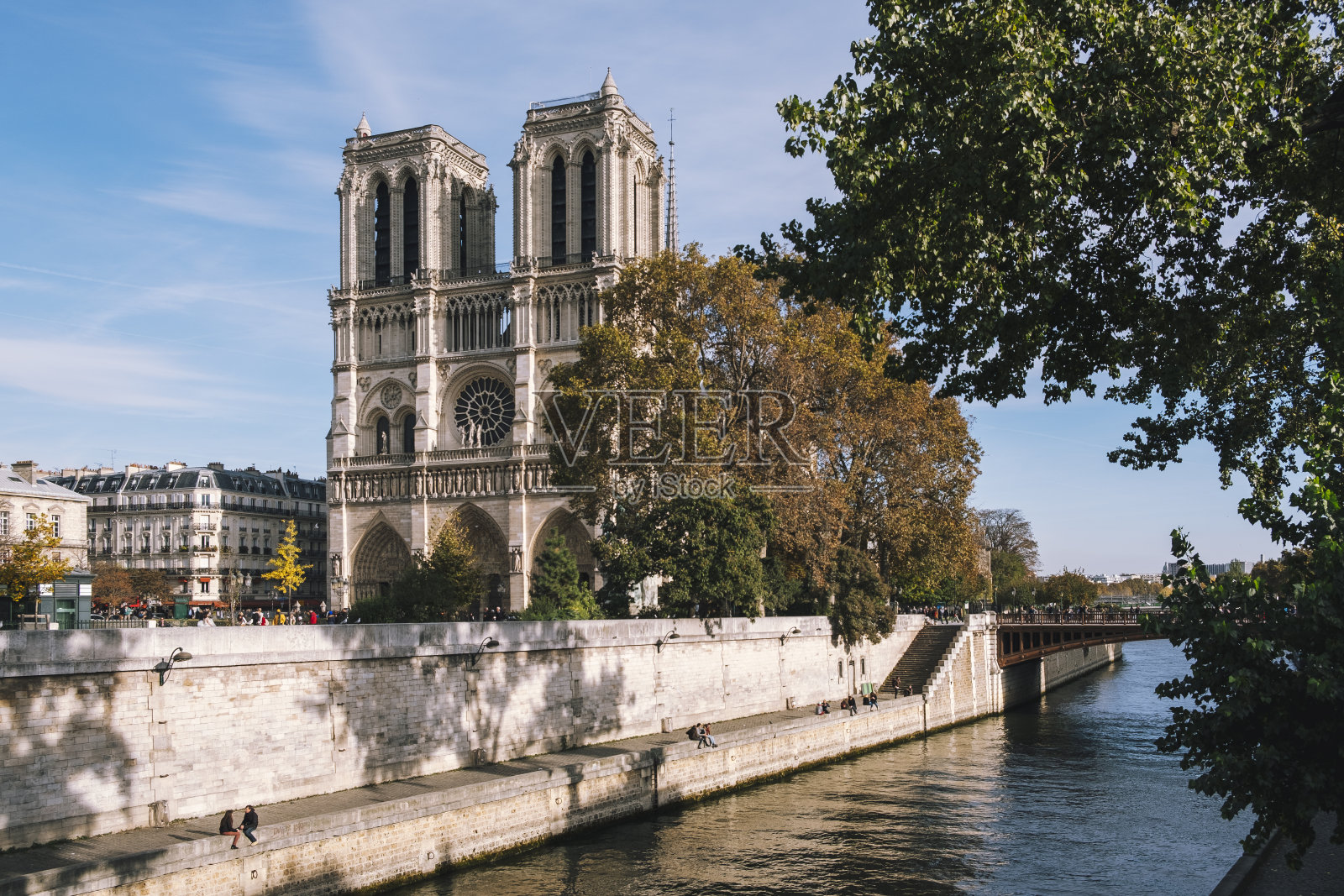 巴黎圣母院在法国巴黎的秋季照片摄影图片