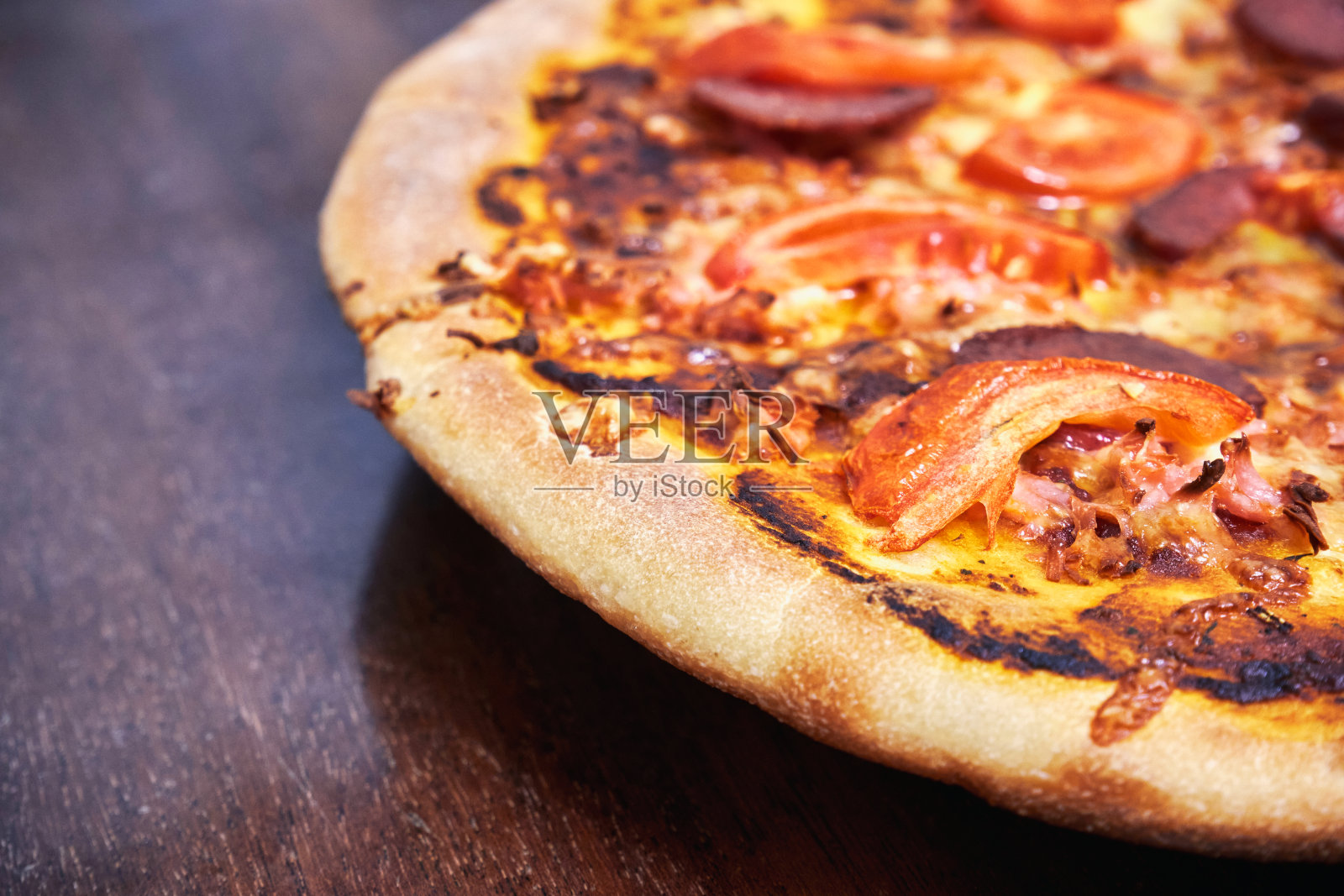 木桌上的披萨照片摄影图片