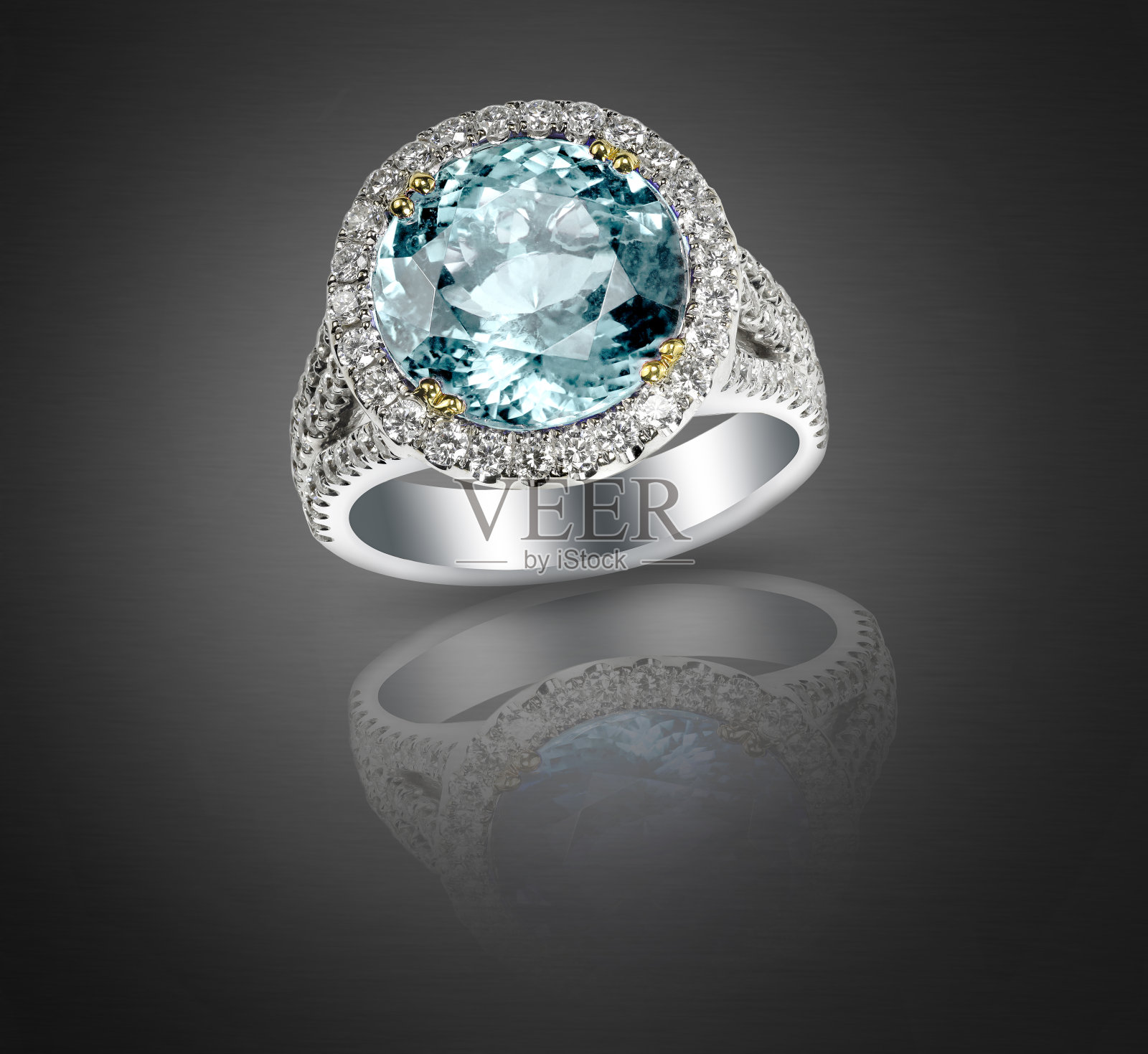 美丽的钻石宝石订婚结婚戒指精美的珠宝在白色的背景为精美的珠宝展示。昂贵的结婚或订婚周年情人节礼物或时尚配件。照片摄影图片