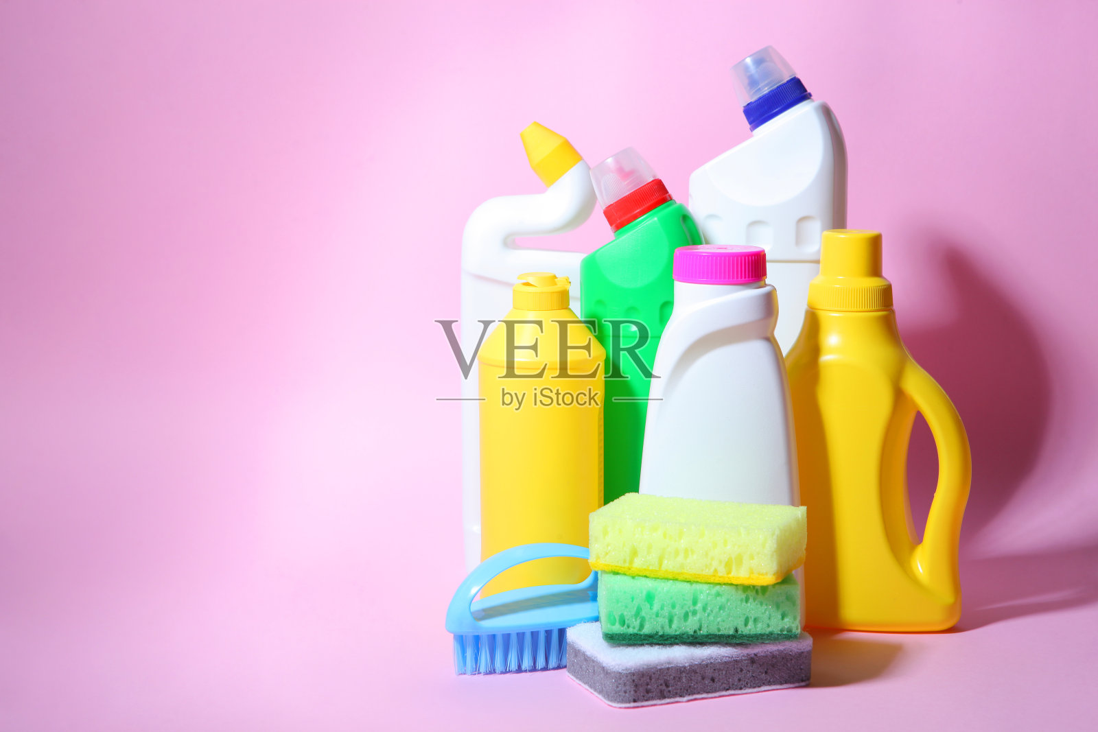 一套清洁产品在彩色背景特写与一个地方的文字照片摄影图片