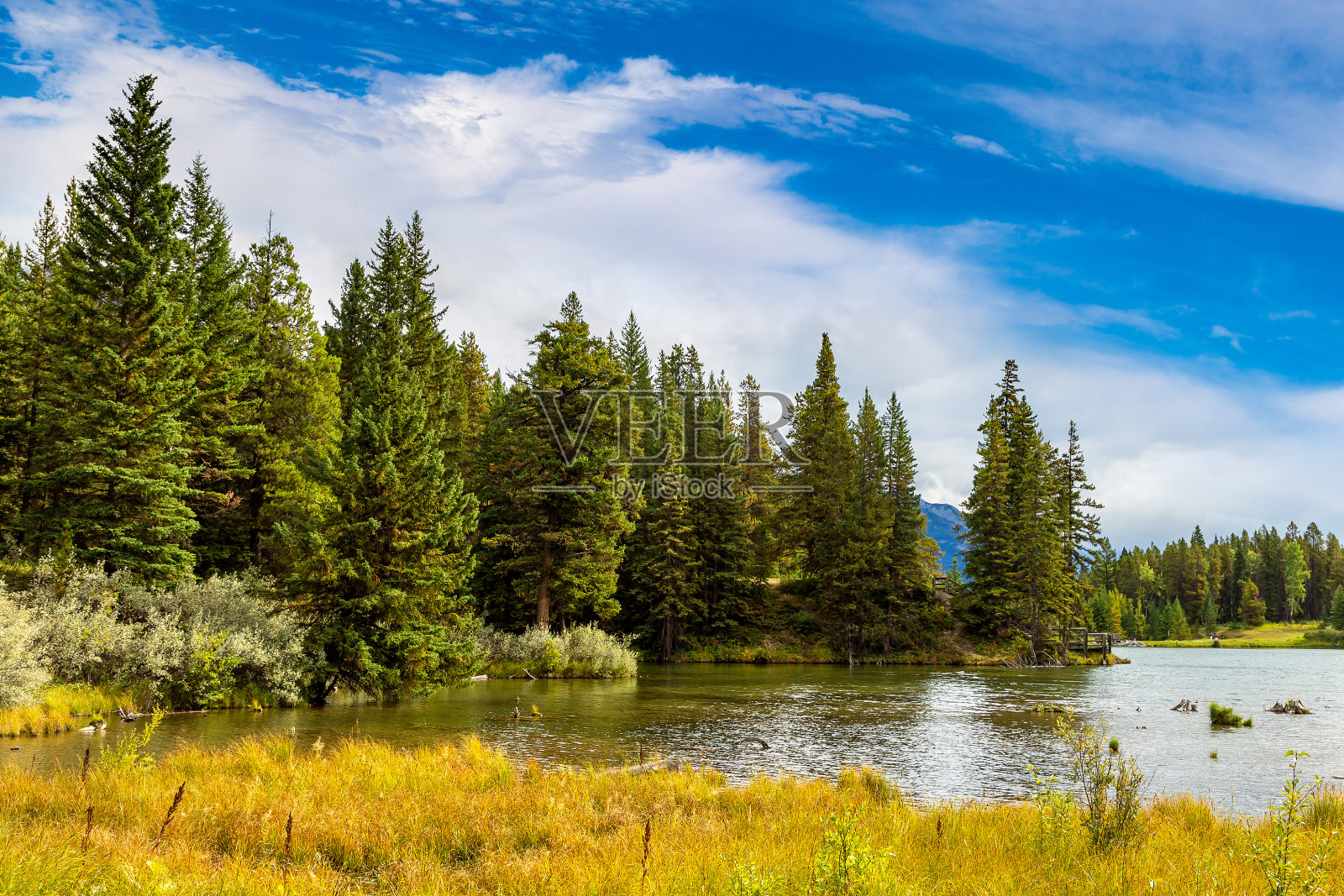 山湖在阳光明媚的日子照片摄影图片