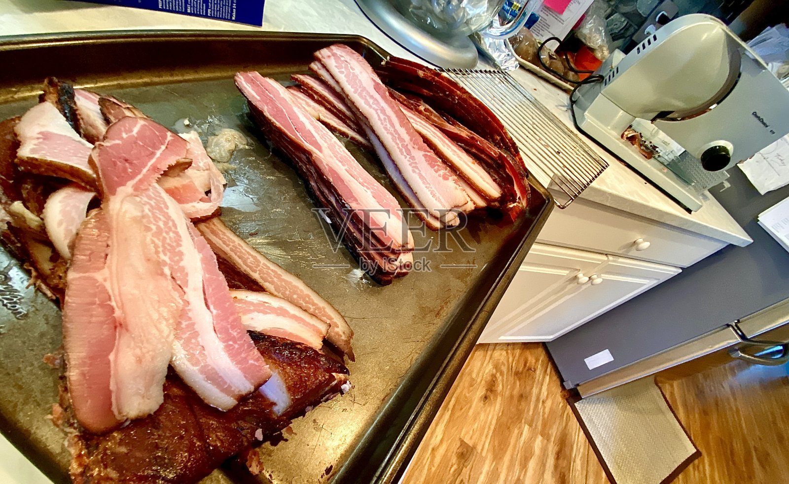 新鲜切片自制培根和肉切片机照片摄影图片