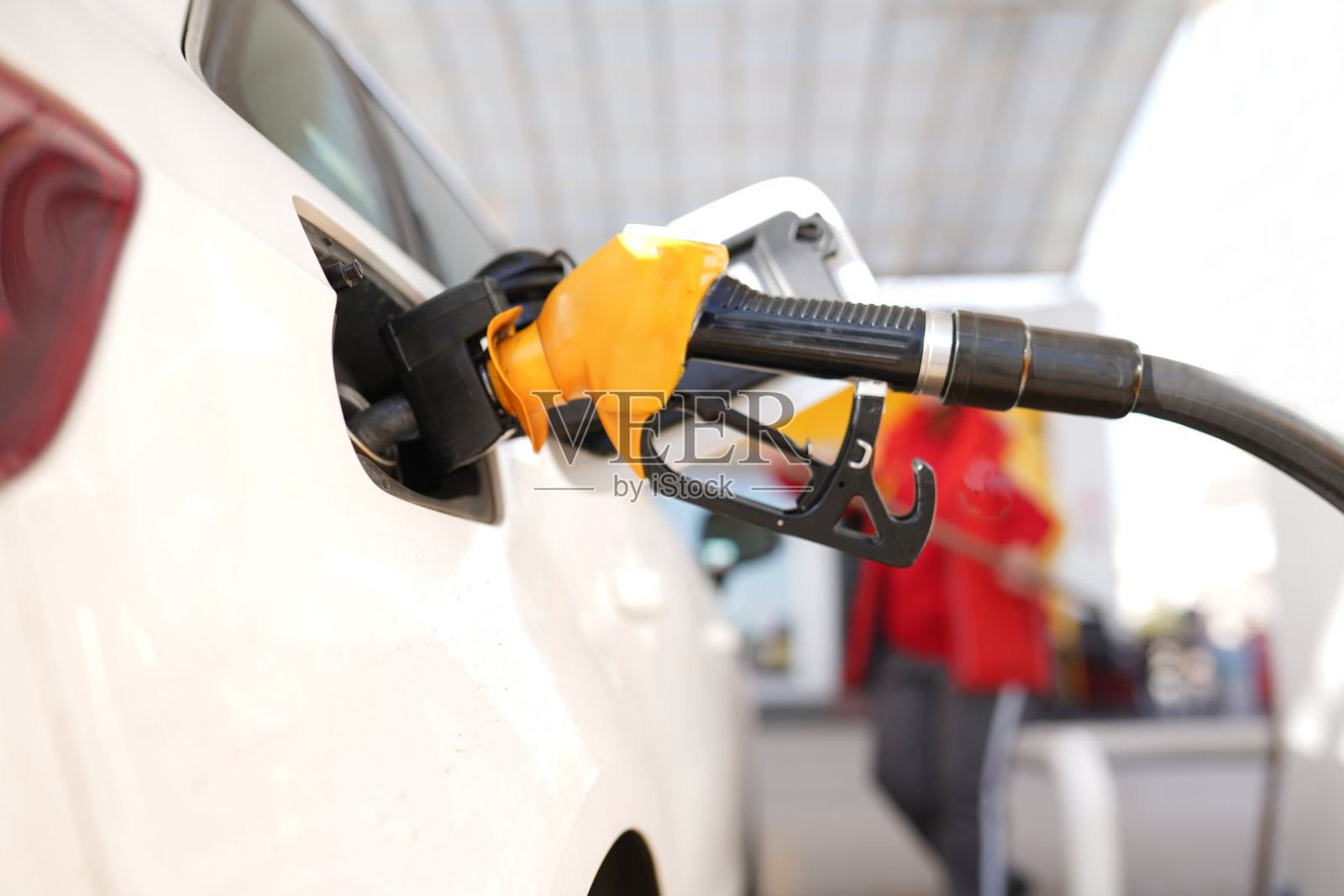 在加油站加油照片摄影图片