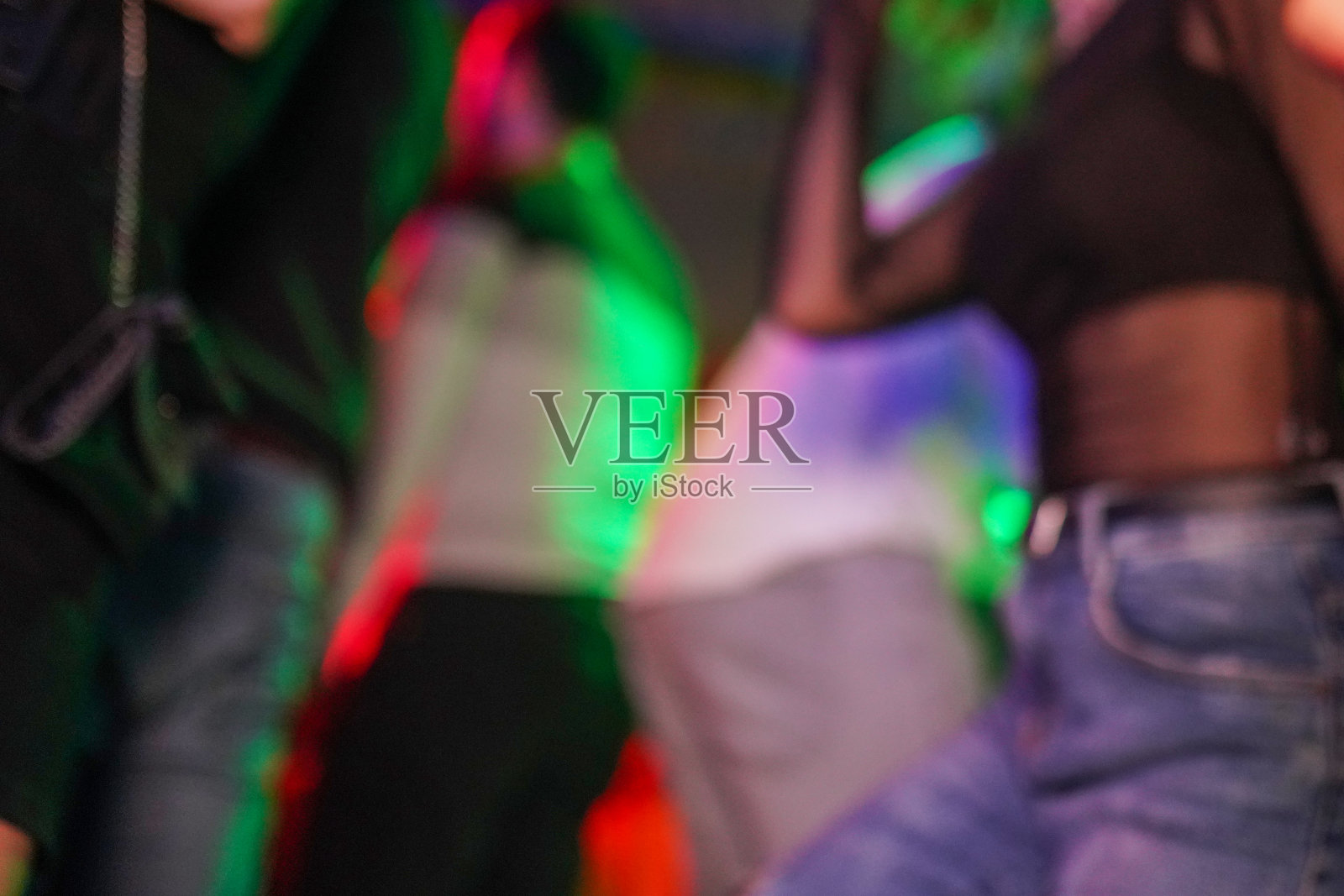 一群跳舞的年轻人在俱乐部享受夜晚照片摄影图片