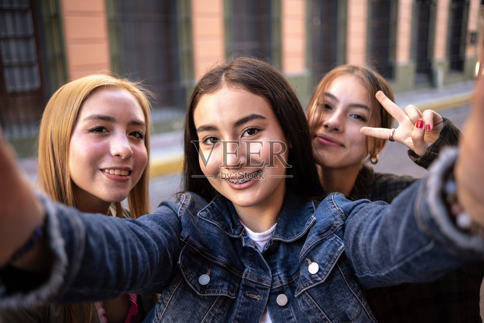 十几岁的女孩在自拍照片摄影图片