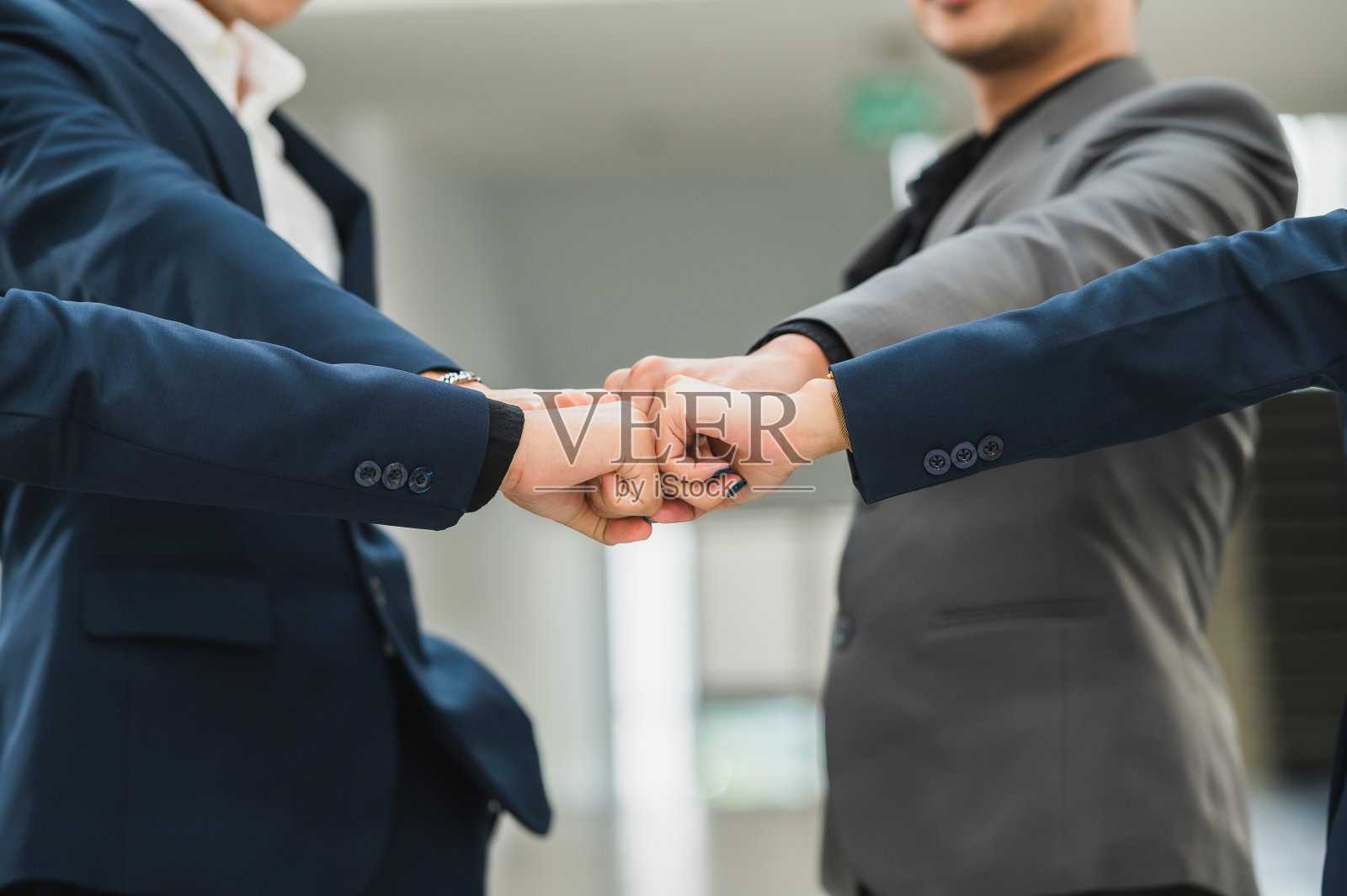 一群商人为了商业合作、概念、商业社会联系而推搡拳头。与工作团队合作，联系业务照片摄影图片