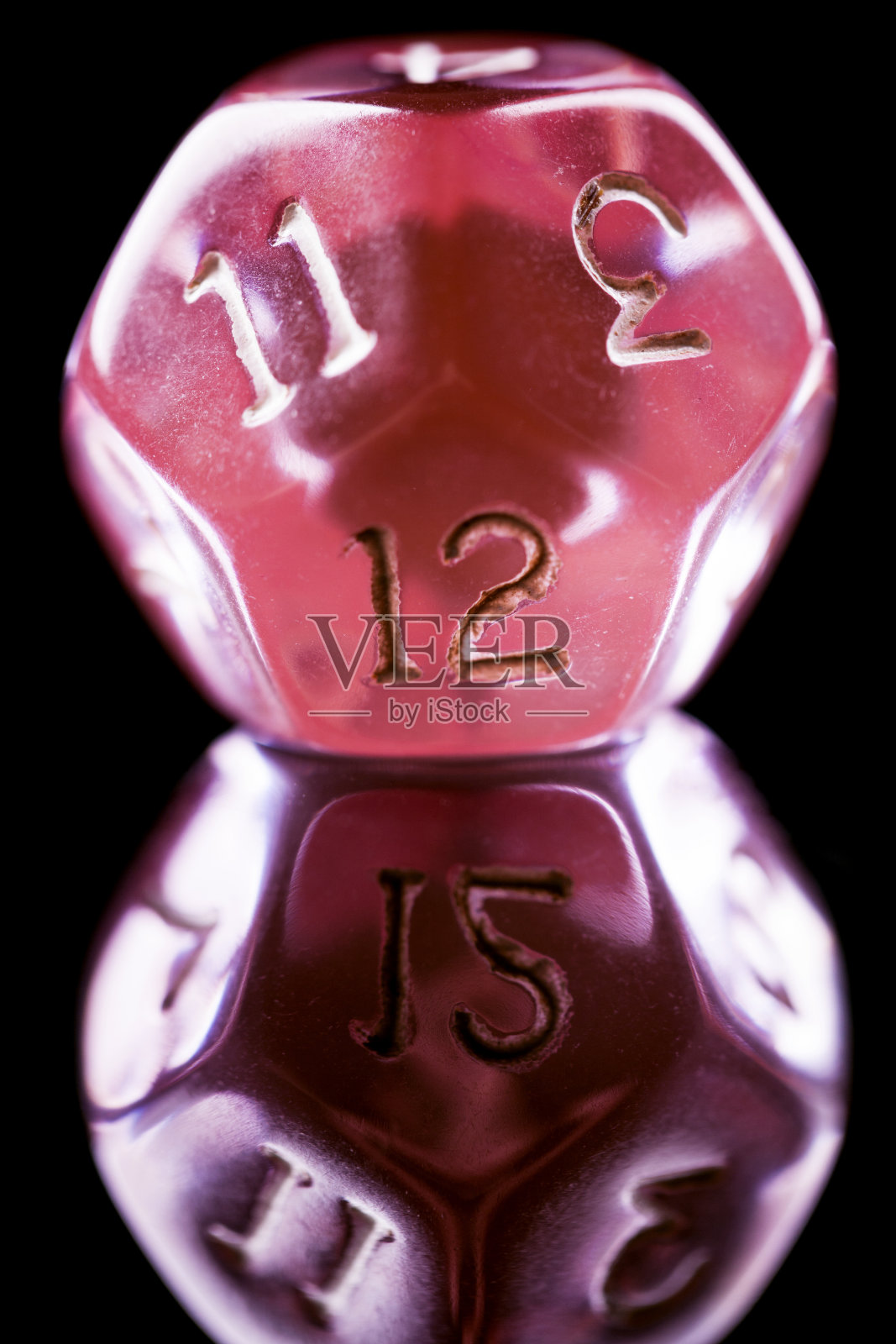 粉色D12十二面角色扮演游戏骰子照片摄影图片