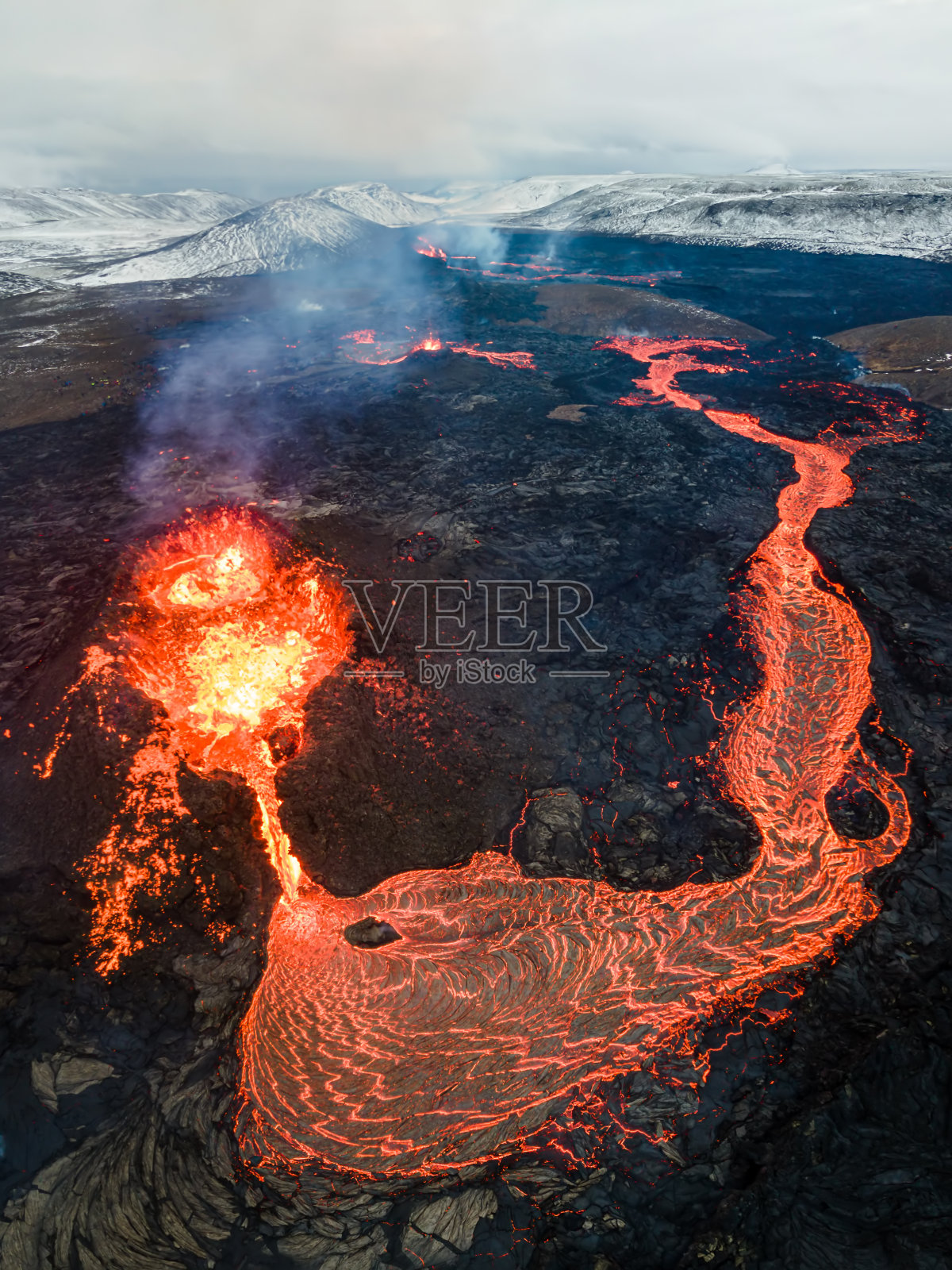在冰岛法格拉达尔火山喷发的熔岩上飞行，冰岛照片摄影图片