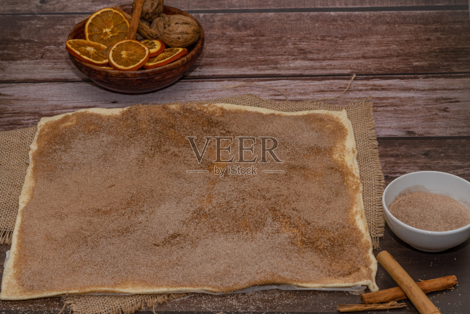 生的带肉桂和糖的生油酥面团，用来做卷照片摄影图片