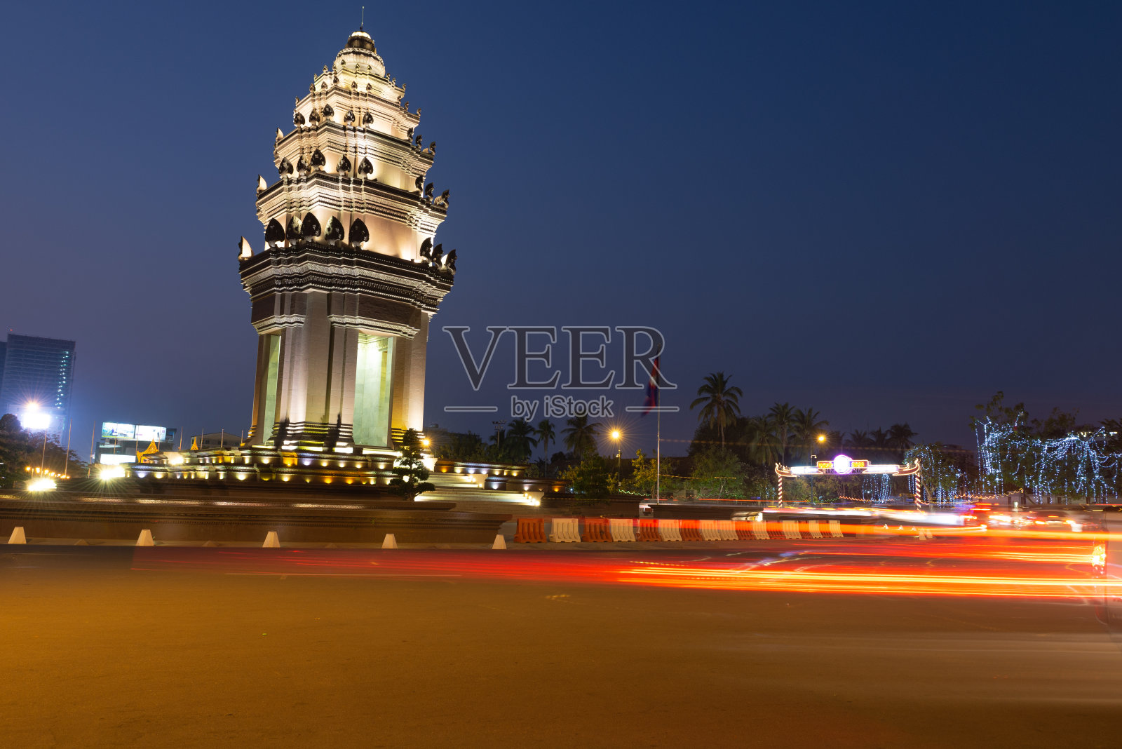 柬埔寨首都金边市中心的西哈努克国王的雕像。照片摄影图片