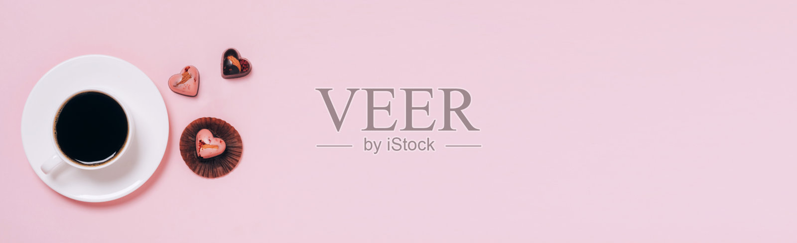 巧克力糖果心咖啡杯粉红色背景。平面布局复制空间。2月14日情人节照片摄影图片