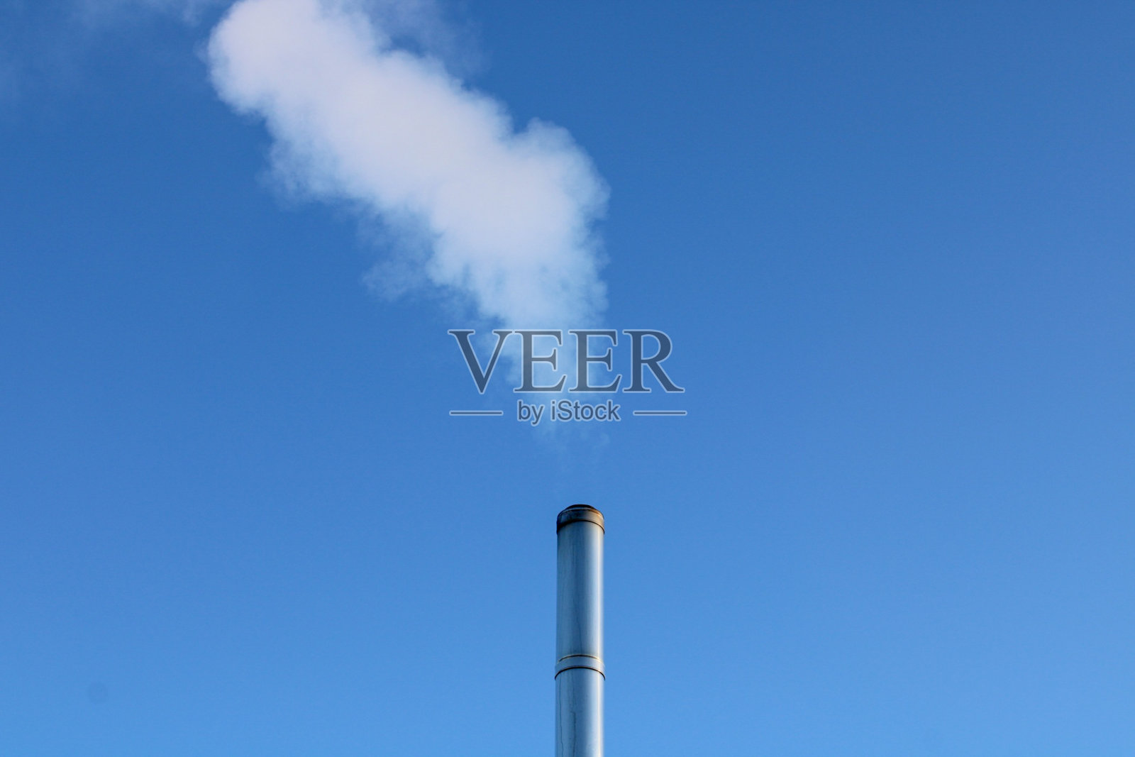 烟从烟囱里冒出来照片摄影图片