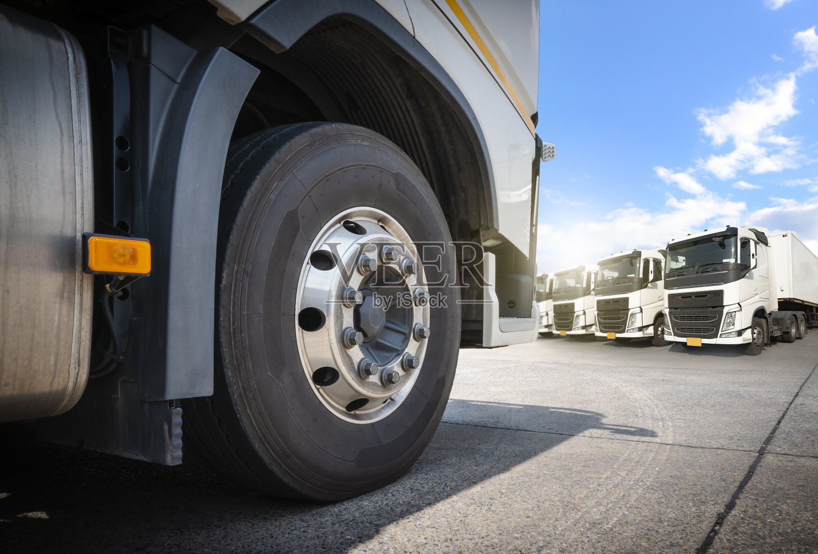 前半卡车车轮停车场。卡车运输货物。工业货运卡车物流货运概念。照片摄影图片