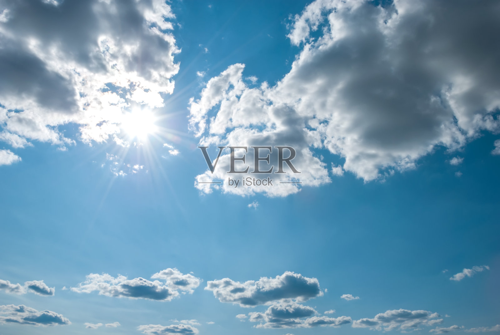 美丽，蓝色的夏天天空，蓬松的云彩和明亮的太阳作为背景照片摄影图片