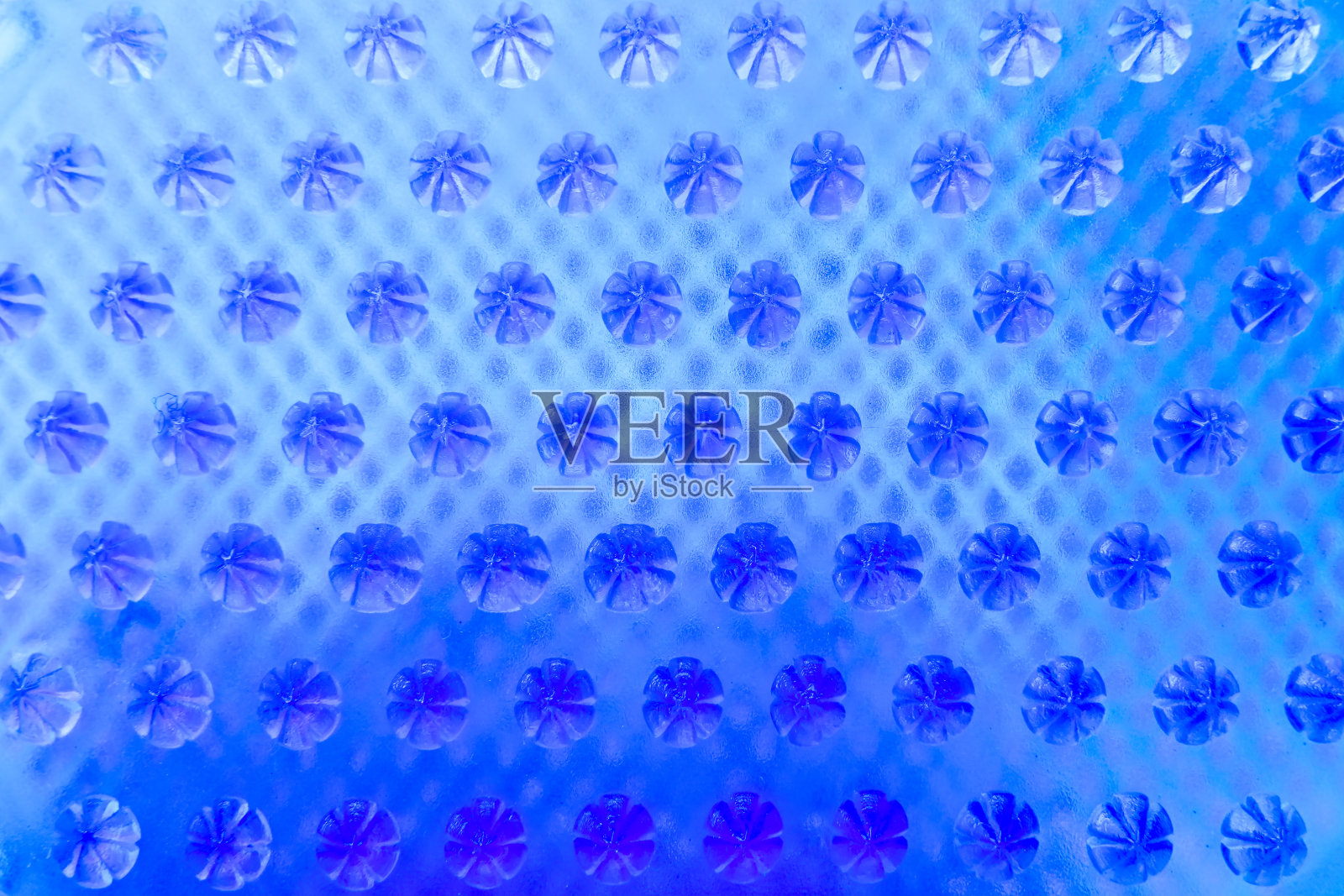 用各种软针制成的手套按摩女人的脸。活化面部肌肤，促进健康，提升肌肤活力。健康的生活方式和健康保护理念照片摄影图片