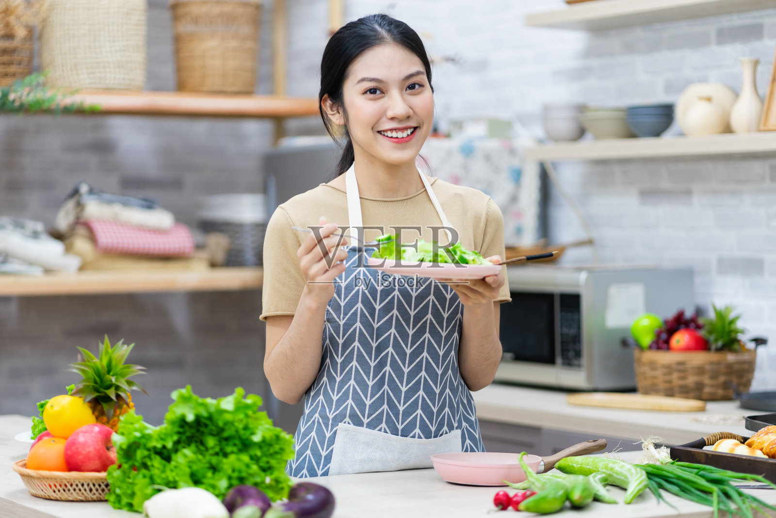 亚洲妇女在厨房准备沙拉的图像照片摄影图片