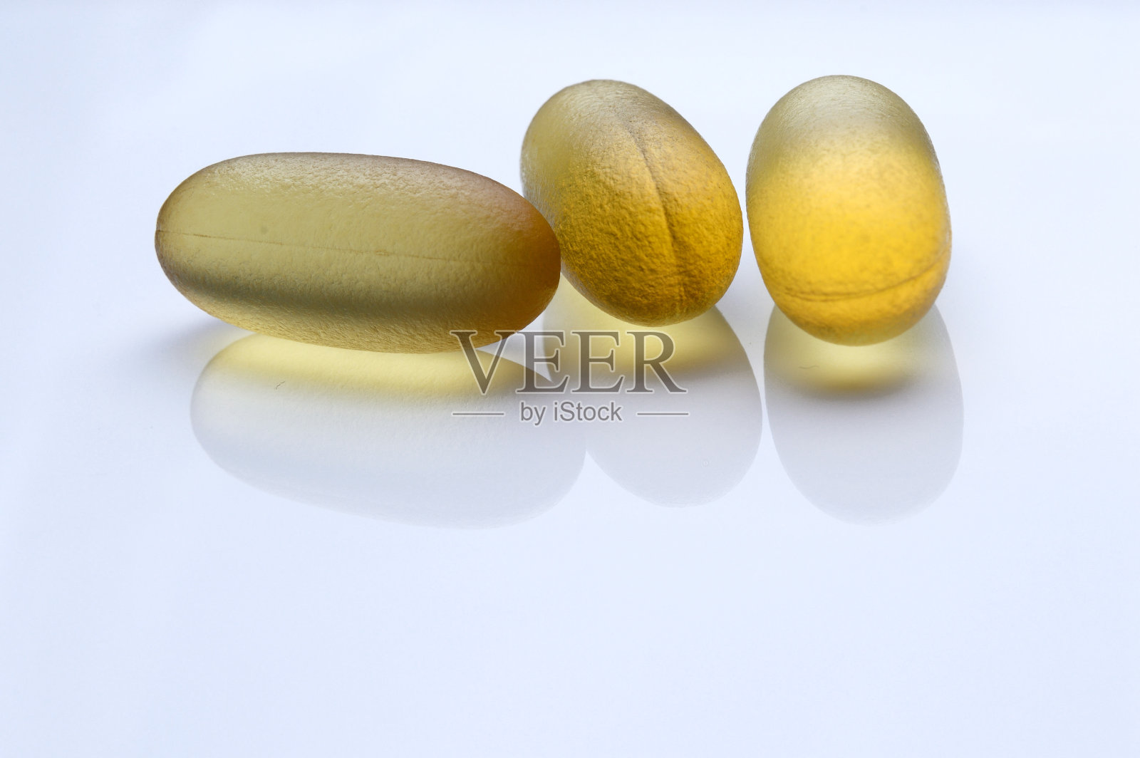欧米茄3鱼油补充胶囊在白色的背景。照片摄影图片
