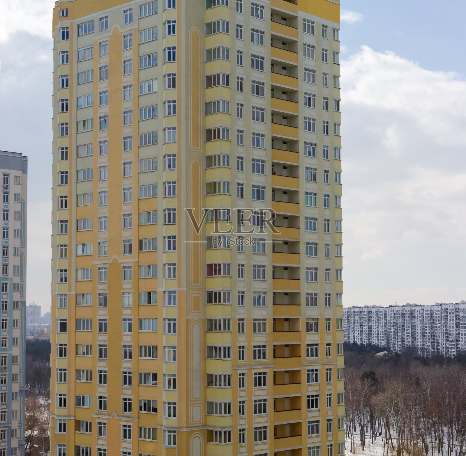 面向天空的多层公寓建筑立面碎片照片摄影图片