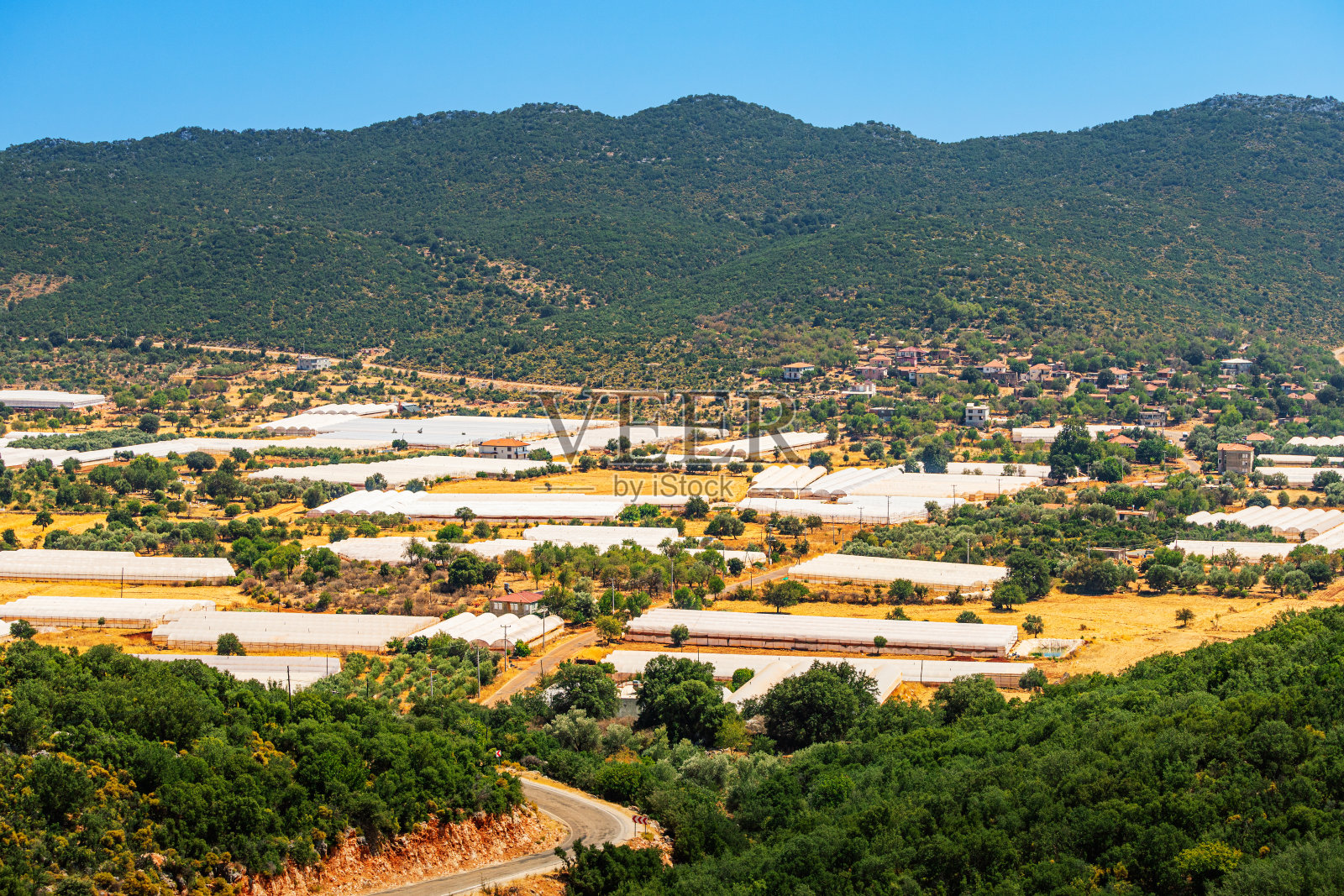 鸟瞰土耳其农村的各种温室和农田。在绿色生态区从事蔬菜、水果的农贸生产照片摄影图片